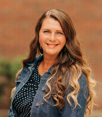 Portrait of Tori Vendola, Broker Associate.